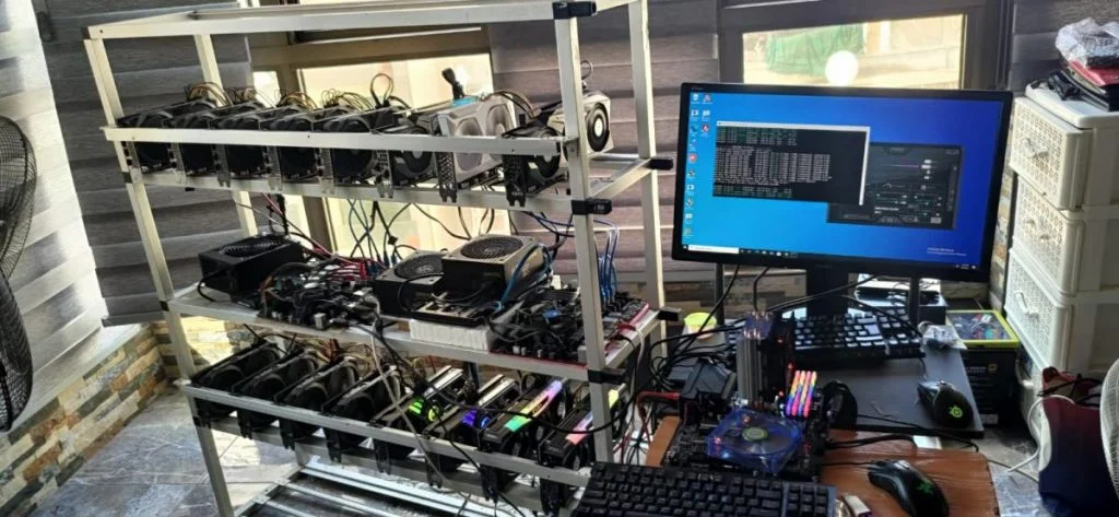 How do beginners invest in bitcoins?
